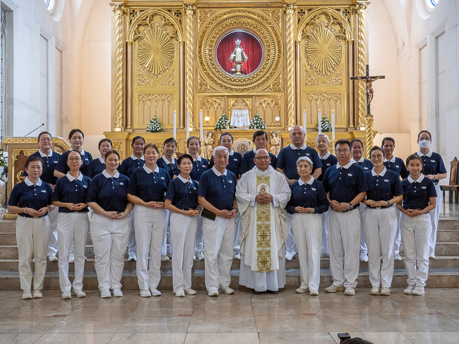 Tzu Chi volunteers take a photo with Rev. Fr. Kelvin M. Apurillo during the Typhoon Yolanda 10th Anniversary Remembrance Mass. 【Photo by Matt Serrano】