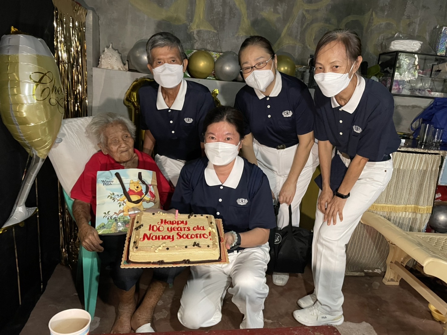 Tzu Chi volunteers visited long-time beneficiary Socorro Bello to celebrate her 100th birthday. They surprised the centenarian with a bag of groceries, rice, cash allowance, and birthday cake. 【Photo by Jeaneal Dando】