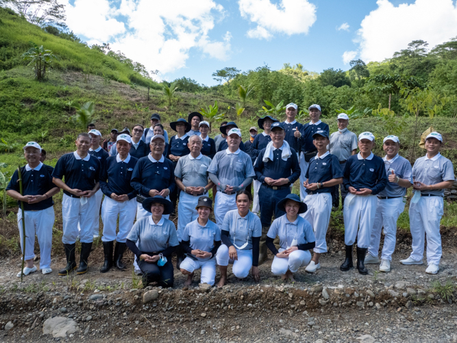 Tzu Chi Manila and Davao volunteers pose for a group photo at the banana planting site in Sitio Napisulan, Brgy. Sto Niño, Talaingod, Davao del Norte. 【Photo by Matt Serrano】