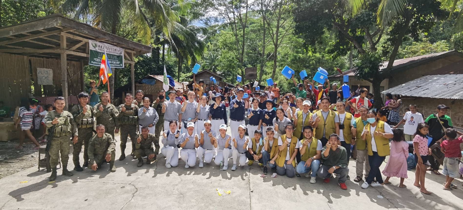 Tzu Chi and police volunteers join for a group photo.