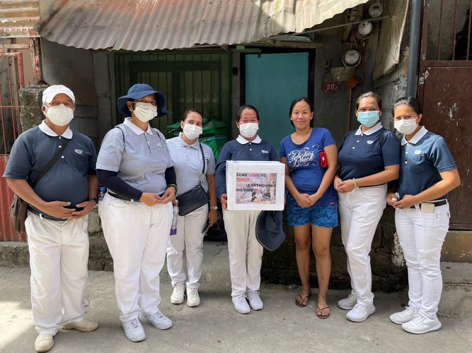 A donor poses for a photo with Tzu Chi volunteers. 【Photo by Jeaneal Dando】