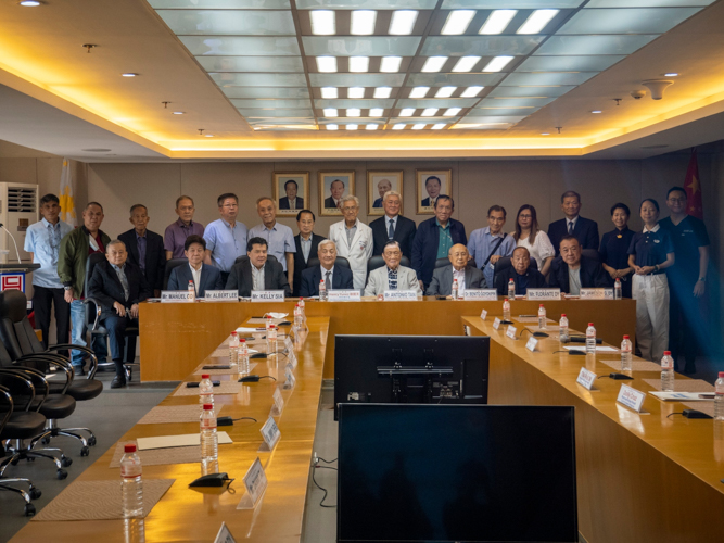 Key executive officials pose for a group photo after the MOA signing between Tzu Chi Philippines and the Chinese General Hospital and Medical Center. 【Photo by Matt Serrano】