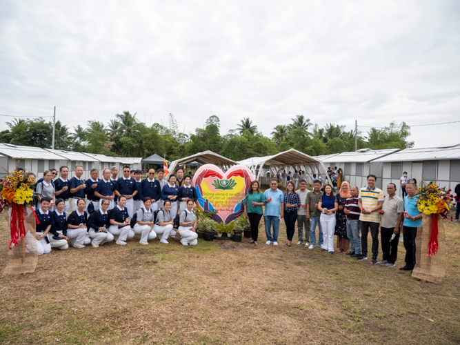 Tabaco City officials and Tzu Chi volunteers lead the ribbon cutting ceremony. 【Photo by Harold Alzaga】