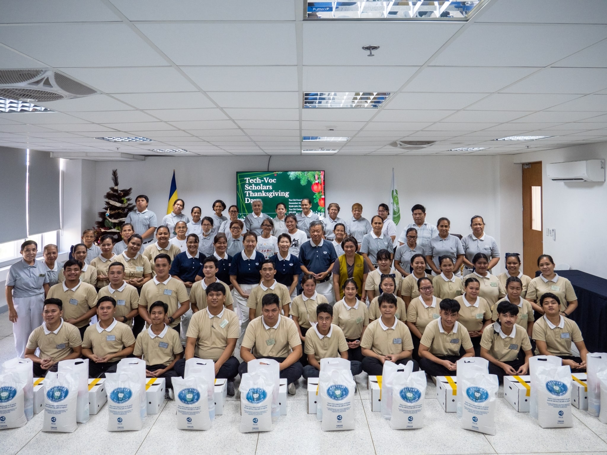 Tech-Voc scholars, teachers, and Tzu Chi volunteers join for a group photo.【Photo by Jeaneal Dando】