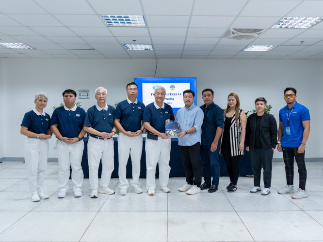 Tzu Chi volunteers take a group photo with GetKlean Philippines executives and officers.