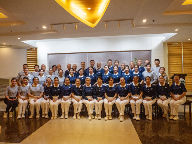 Volunteers pose for a group photo after the tea party. 【Photo by Matt Serrano】