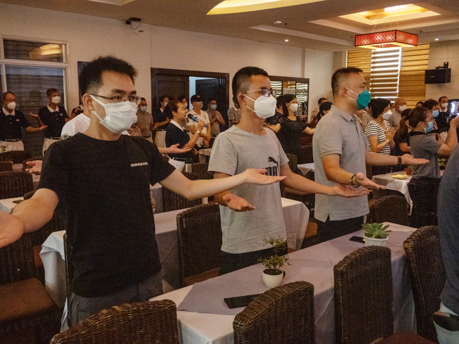 Guests join in the One Family performance at the tea party. 【Photo by Matt Serrano】