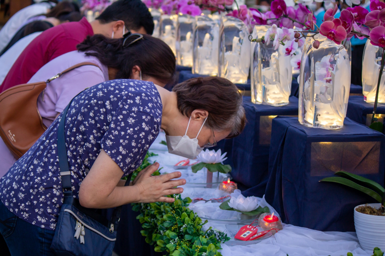 Guests are also welcome to participate in the Buddha Bathing Ceremony. 【Photo by Marella Saldonido】