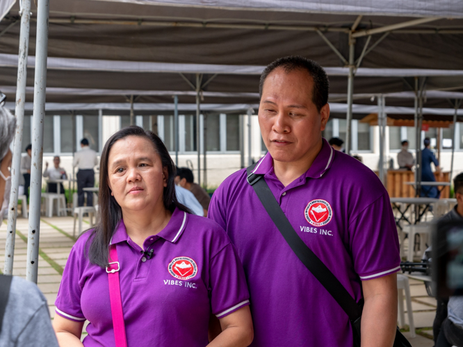 Officers of the blind massage therapist group VIBES Inc., Criselda Valderrama (left) and Lorenzo Jimeno empower their members to rise above their limitations. “We can’t use being visually impaired as an excuse or reason to exempt us from doing good deeds,” says Criselda. “If we have the capacity to give, let’s do it.”【Photo by Daniel Lazar】