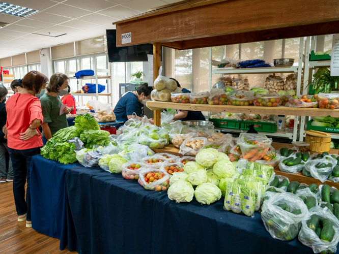 Vegetables and other products are also available at Harmony Hall. 【Photo by Daniel Lazar】