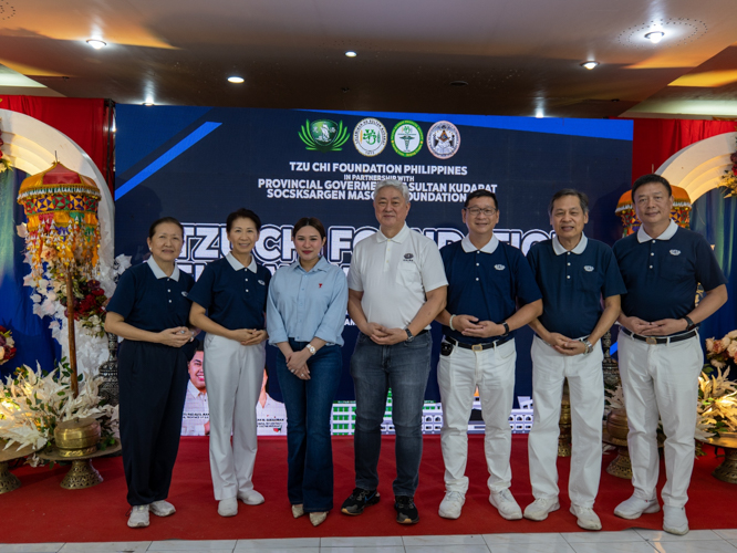 TIMA Head Dr. Josefino Qua and Tzu Chi senior volunteers pose for a photo with Sultan Kudarat First Lady, Bai Sharina Ampatuan Mangudadatu. 【Photo by Jeaneal Dando】