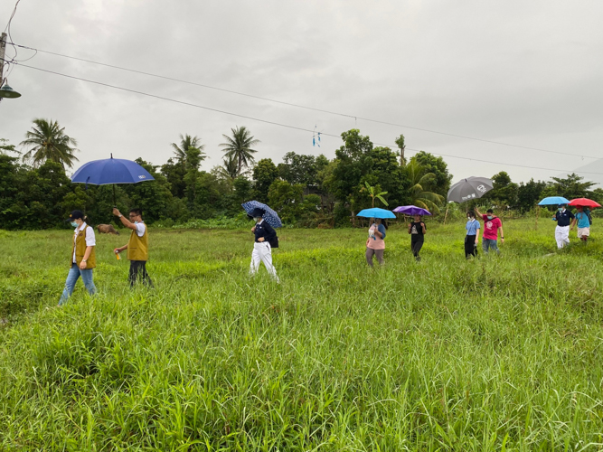 Volunteers conduct home visitations to scholarship applicants in Camarines Sur. 【Photo by Harold Alzaga】