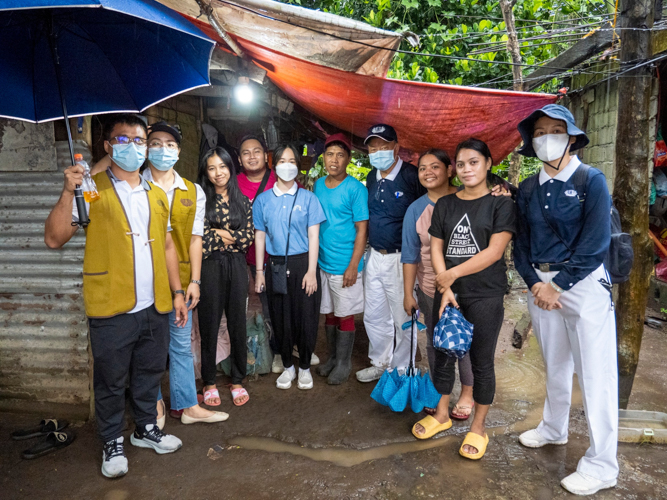 Volunteers conduct home visitations to scholarship applicants in Camarines Sur. 【Photo by Harold Alzaga】