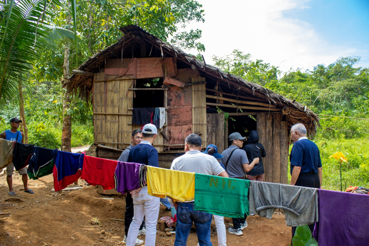 Prior to the relief distribution, volunteers conduct home visits in the mountains of Brgy. Kittag in Sanchez Mira, Cagayan. 【Photo by Marella Saldonido】