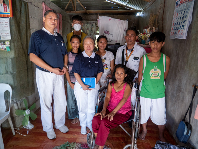 Tzu Chi volunteers take a photo with scholarship applicant Nicole Ann Efondo and her family during a home visit to their residence in Pototan, Iloilo. 【Photo by Matt Serrano】