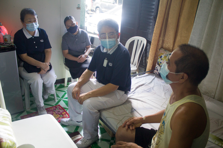 Volunteers visit Virgilio Rom at his home in Greenhills, San Juan after the successful angioplasty operation. 【Photo by Matt Serrano】