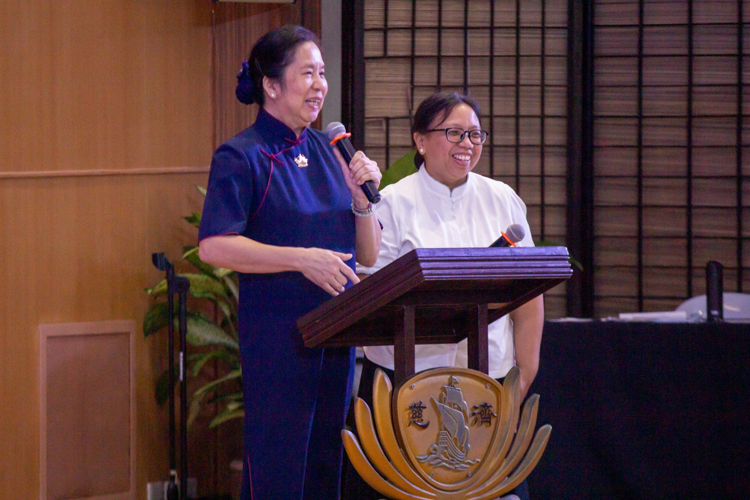 Tzu Chi volunteers Francis Lim and Tina Pasion host the morning ceremony in English and Filipino. 【Photo by Marella Saldonido】