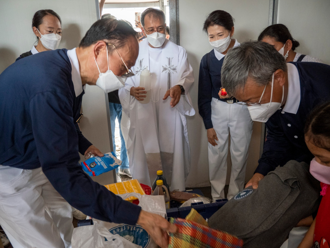 Housing beneficiaries also receive beds, blankets, rice, and food grocery items. 【Photo by Harold Alzaga】