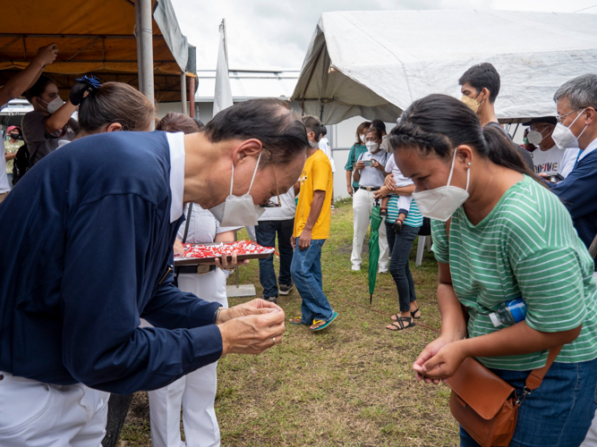 Tzu Chi Bicol head volunteer Antonio Tan awards keys to housing beneficiary. 【Photo by Harold Alzaga】