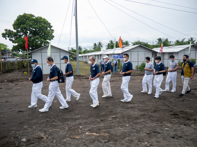 Manila volunteers join Bicol volunteers during the turnover ceremony of the Tzu Chi Great Love Village in Tabaco City on August 6, 2022. 【Photo by Harold Alzaga】