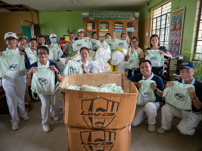 Tzu Chi volunteers and teachers from Ibona Elementary School. October 12, 2022. 【Photo by Jeaneal Dando】