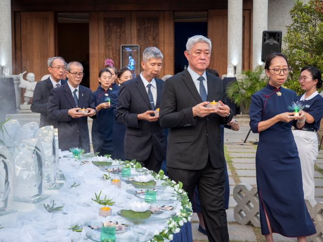 The ceremony starts with senior volunteers leading the incense praise.