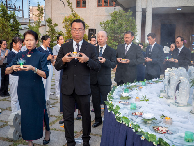 The ceremony starts with senior volunteers leading the incense praise.
