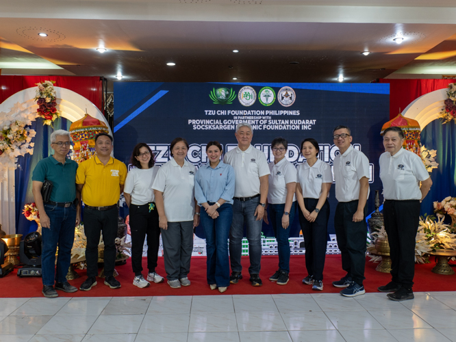 Volunteers and doctors from the Tzu Chi International Medical Association (TIMA) pose for a group photo. 【Photo by Jeaneal Dando】