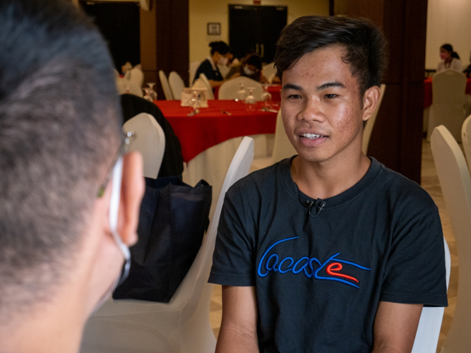 Janzene Tagudar works as a gardener and house helper on weekends and holidays to help his family and support his schooling. “I want to finish college to rise above poverty, and so someone in my family is able to finish their studies to make my mama proud.” 【Photo by Jeaneal Dando】