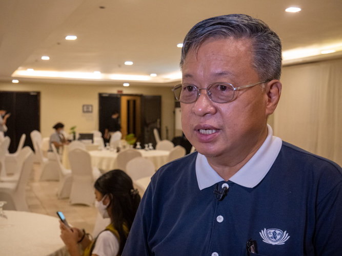 “It was hot and difficult, but we are happy because we would be able to help these students who have determination to finish school,” says Manila volunteer Johnny Kwok of their home visit to applicants. 【Photo by Jeaneal Dando】