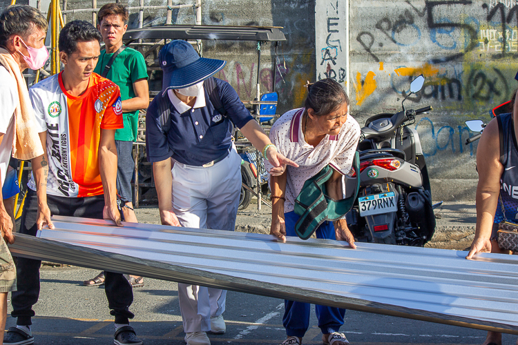 Tzu Chi volunteers assist the beneficiaries as they receive their GI sheets. 【Photo by Marella Saldonido】