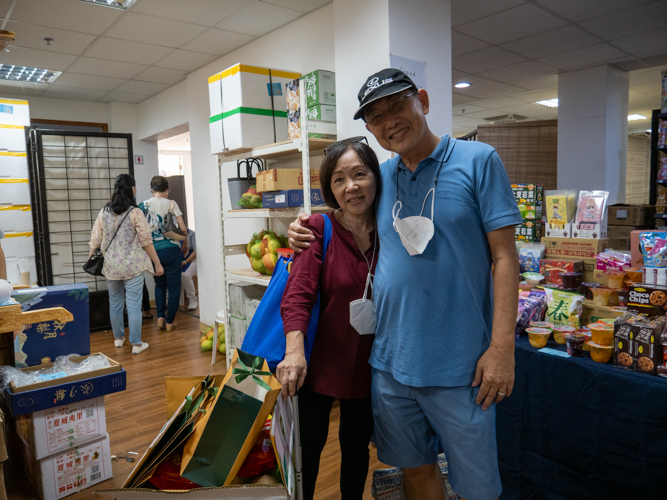 “I want to help Tzu Chi because they really are helping a lot of people, especially our Filipino communities who happened to be in disasters, as well as those indigent students and indigenous peoples,” says Fiesta Verde ’22 guest James Ng (right). 【Photo by Jeaneal Dando】