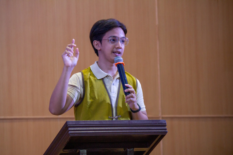 Former Tzu Chi scholar and now volunteer Jeff Aguilar delivers a testimony during the morning ceremony. 【Photo by Marella Saldonido】