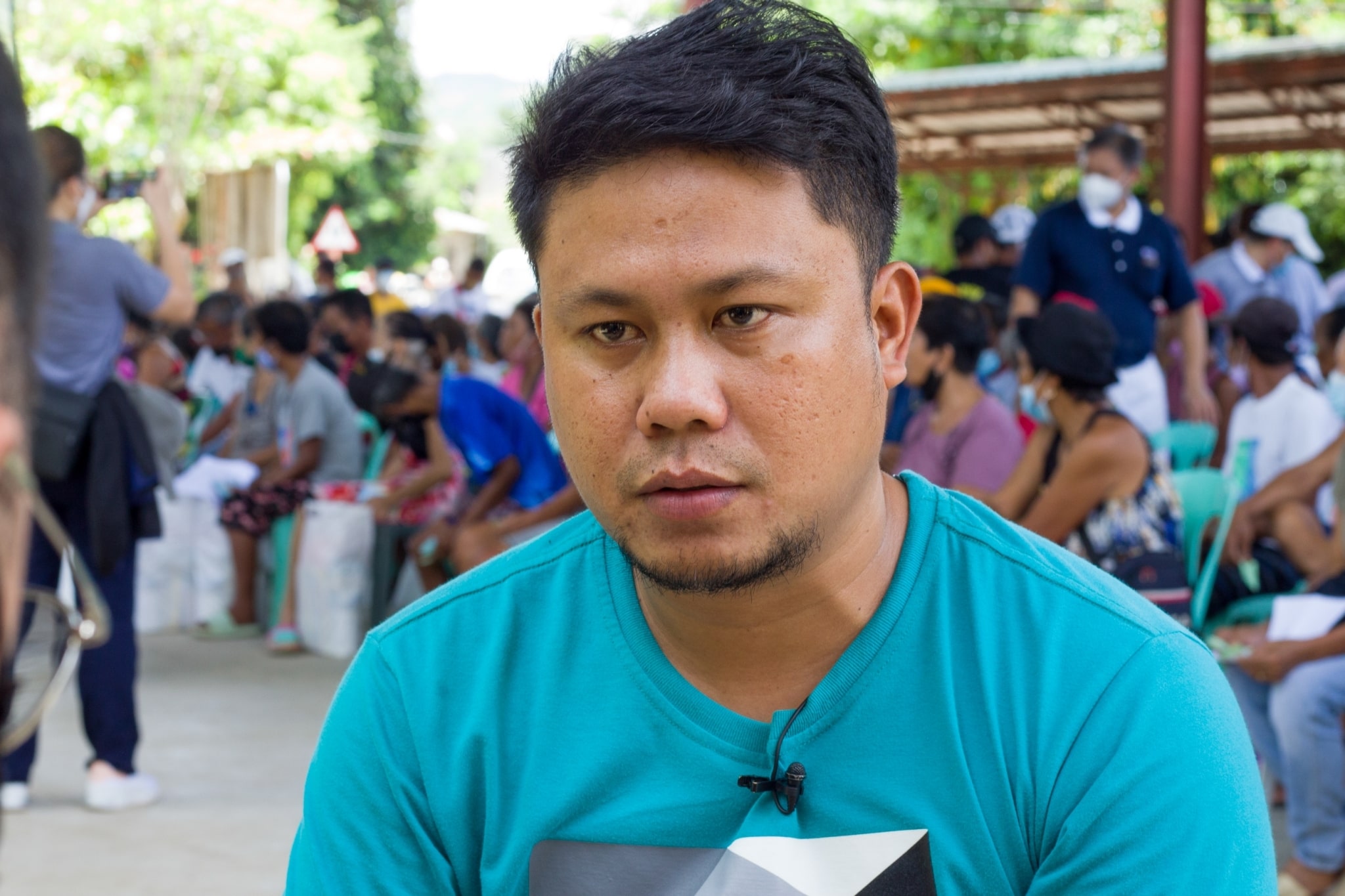 “It was really painful to see. We don’t even know how to fix it again,” says Jener Blanza of his damaged house. “Even if we’re far, you still came to our place. Thank you so much Tzu Chi Foundation. This is a big help to us.”【Photo by Matt Serrano】