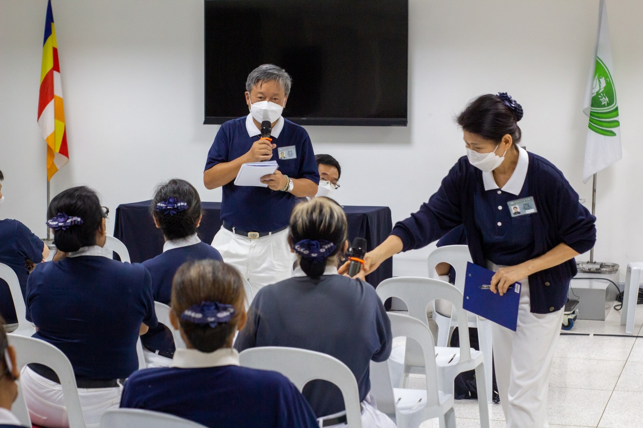 Volunteers divide in breakout groups to discuss ideas and plans in implementing Tzu Chi’s programs.【Photo by Marella Saldonido】