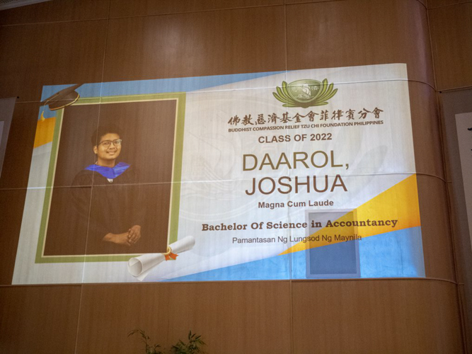 Joshua Daarol graduated magna cum laude with a degree in Bachelor of Science in Accountancy from the Pamantasan ng Lungsod ng Maynila. 【Photo by Matt Serrano】