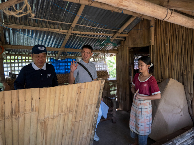 Jowelyn Joy Prion (rightmost) warmly welcomes Tzu Chi volunteers into her home in Brgy. Jelicuon, Montinola, Cabatuan, Iloilo. 【Photo by Harold Alzaga】