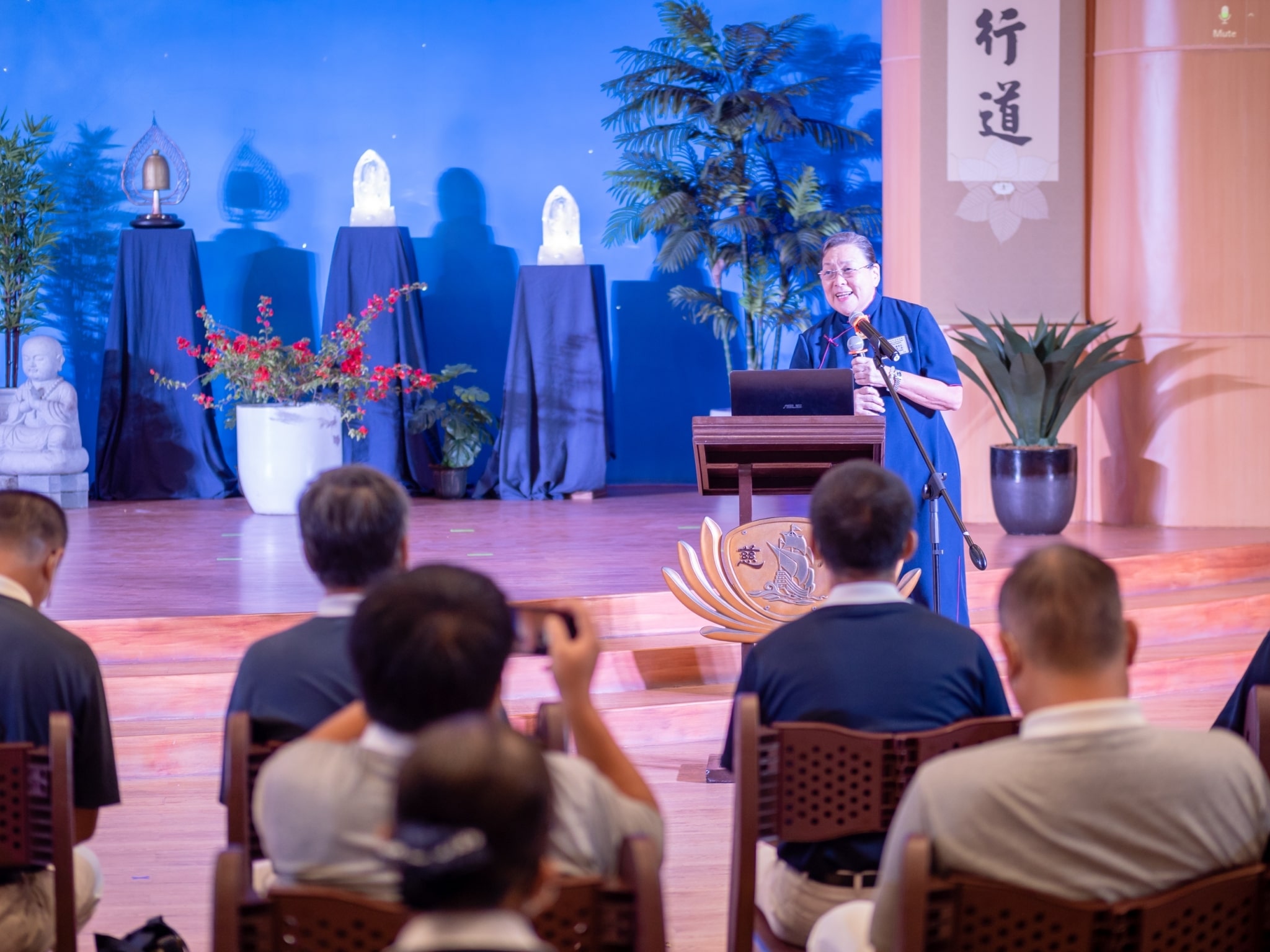 Judy Lao narrates the history of Tzu Chi Philippines, beginning from Master Cheng Yen’s donation of the cash prize she received from The Magsaysay Community Leadership from the Ramon Magsaysay Award Foundation in 1991, which lead to the inauguration of Tzu Chi Philippines on November 8, 1994.【Photo by Daniel Lazar】