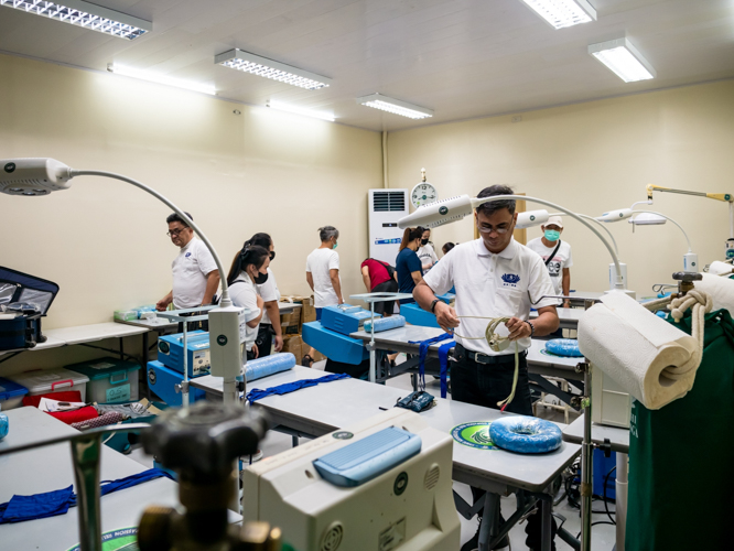 Tzu Chi Zamboanga volunteers and TIMA doctors set up the operating room the night before the surgery. 【Photo by Daniel Lazar】