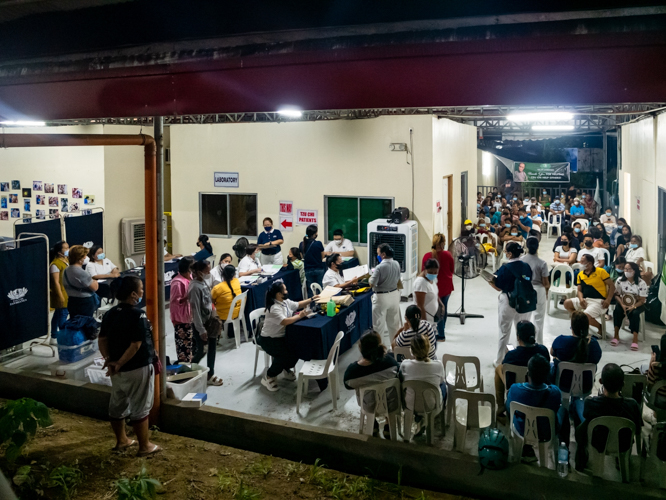 Final screening of patients lasted late at night on July 19 before the day of surgery. 【Photo by Daniel Lazar】