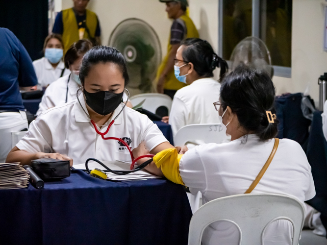 TIMA doctors conduct final screening of patients. 【Photo by Daniel Lazar】