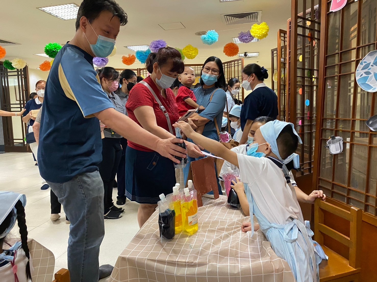 Parent Jun Dy is happy and proud to support the preschool’s kiddie market.【Photo by Matt Serrano】