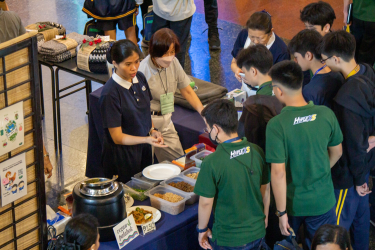 Tzu Chi’s vegan palabok becomes instant bestseller in the Xavier community. 【Photo by Marella Saldonido】