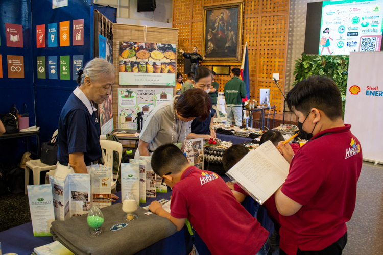 Students write down their learnings from visiting Tzu Chi’s booth. 【Photo by Marella Saldonido】