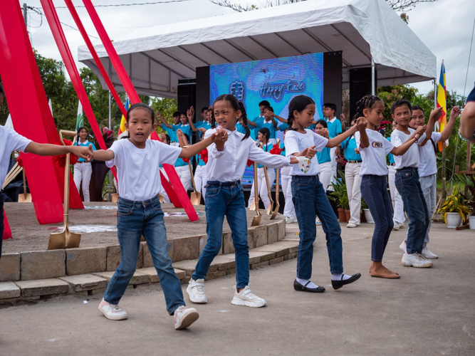 Tzu Chi scholars and Day Care Center students perform a lively dance number. 【Photo by Daniel Lazar】