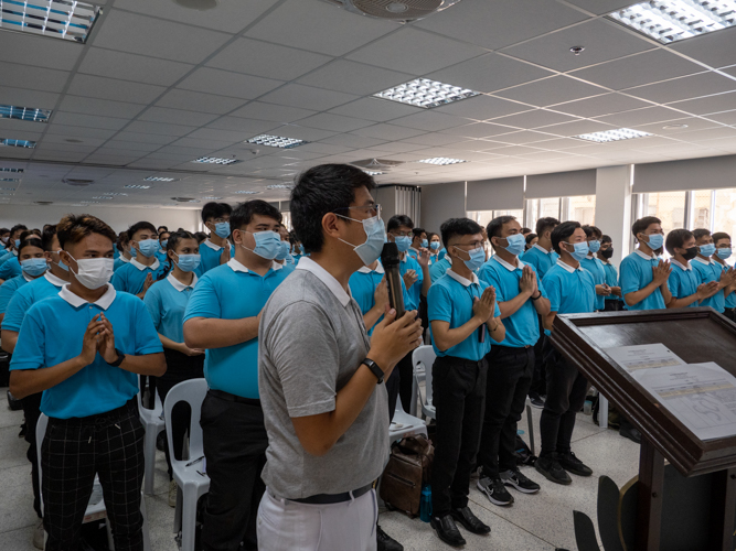 Tzu Chi volunteer Kinlon Fan leads the scholars in a prayer. 【Photo by Harold Alzaga】