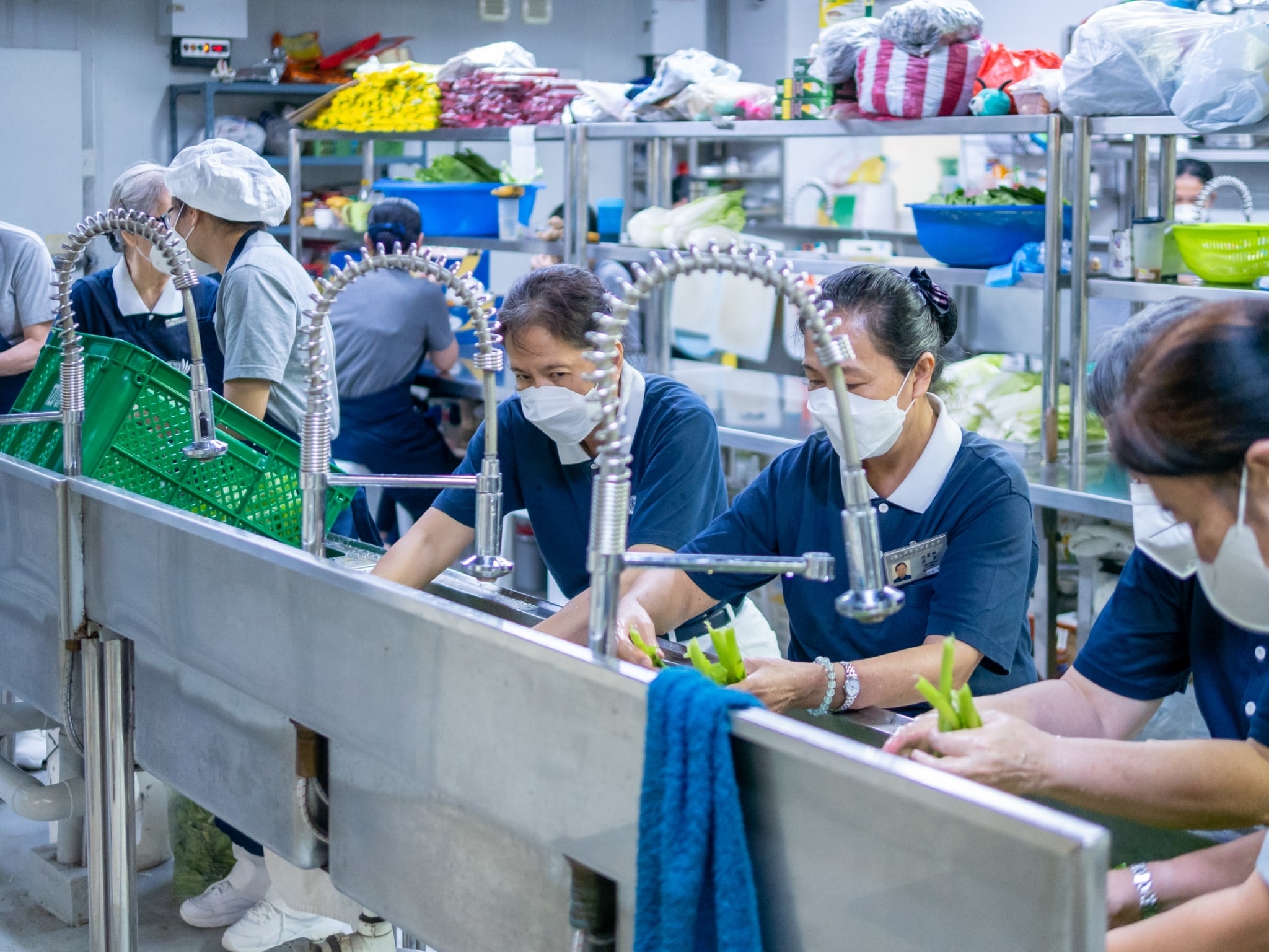 Vegetarian meals are served throughout the camp thanks to the tireless work of kitchen volunteers.【Photo by Daniel Lazar】