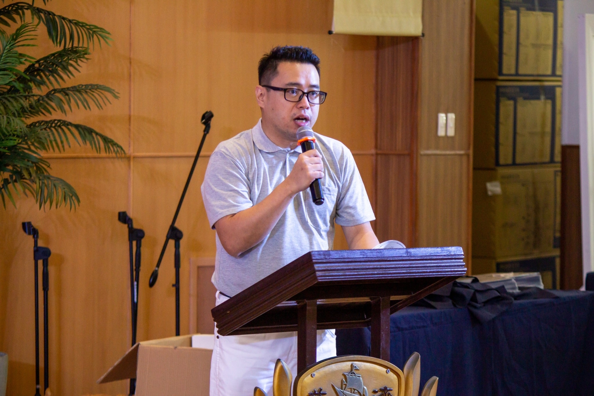 Volunteer Konrad Chua addresses the scholars during the symbolic graduation ceremony and launch of the Tzu Chi Philippines College Scholars Association. 【Photo by Marella Saldonido】