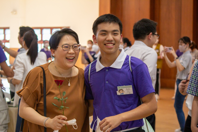 Lance Ngo takes a photo with his mother at the camp’s closing ceremony. 【Photo by Marella Saldonido】