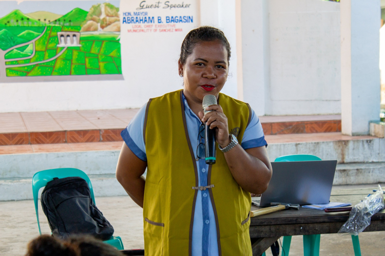 Leila Tayam, the Indigenous Peoples’ Mandatory Representative (IPMR) of Sanchez Mira, expresses her gratitude to Tzu Chi for helping the Agta indigenous tribe. “We saw that you helped us sincerely and generously. So, we thank everyone at Tzu Chi.” 【Photo by Marella Saldonido】